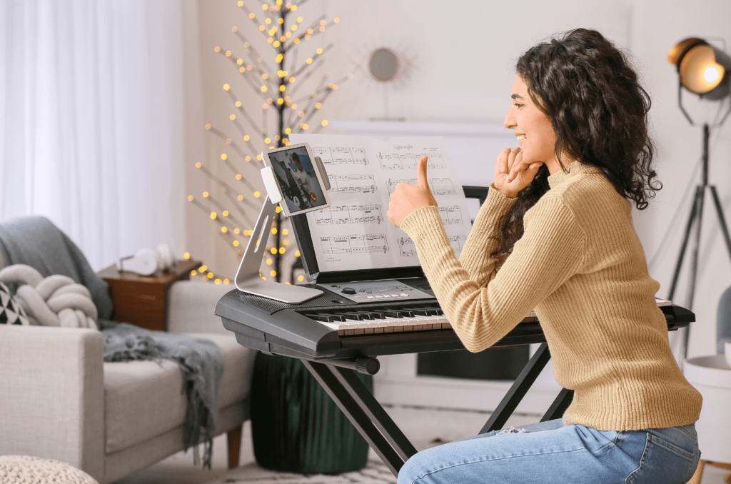 Mujer tocando piano eléctrico en clase online