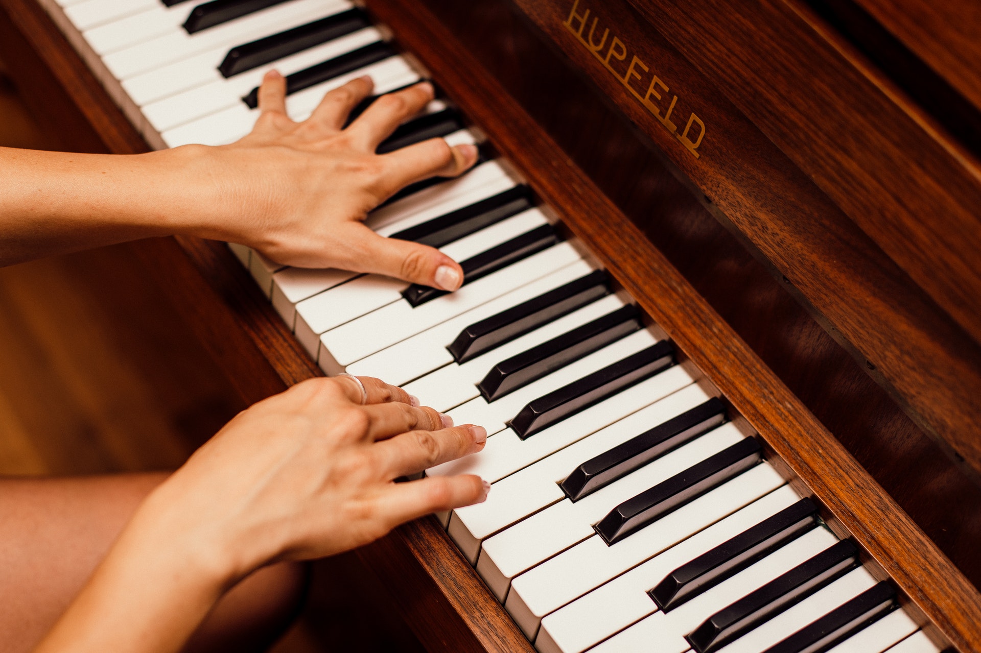 Vista de cerca de las manos de una persona tocando el piano